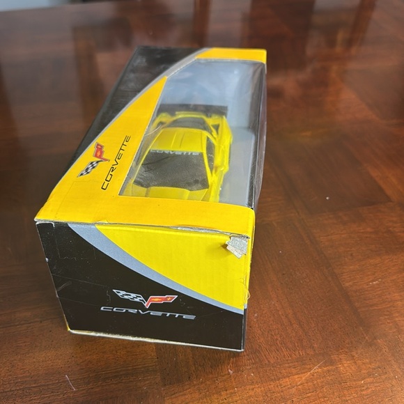 Braha Friction Licensed 1/24 Scale Corvette C6.R Friction Push & Go Yellow - Picture 3 of 7
